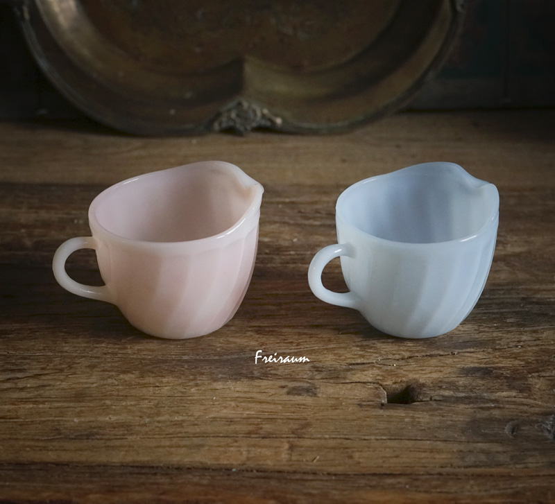 美国FireKing樱花粉青钢蓝色奶罐牛奶玻璃中古旧物橱窗摆件INS风