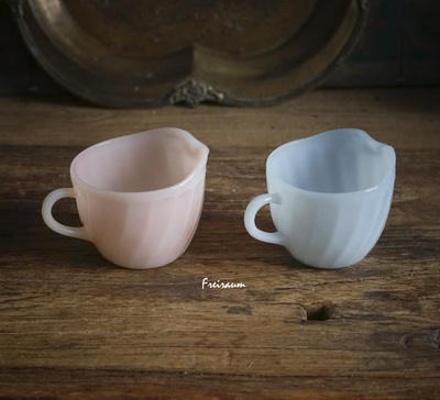 美国FireKing樱花粉青钢蓝色奶罐牛奶玻璃中古旧物橱窗摆件INS风