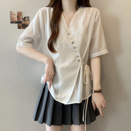 实拍胖MM2026夏设计感小众V领斜排扣系带时尚显瘦天丝麻短袖小衫