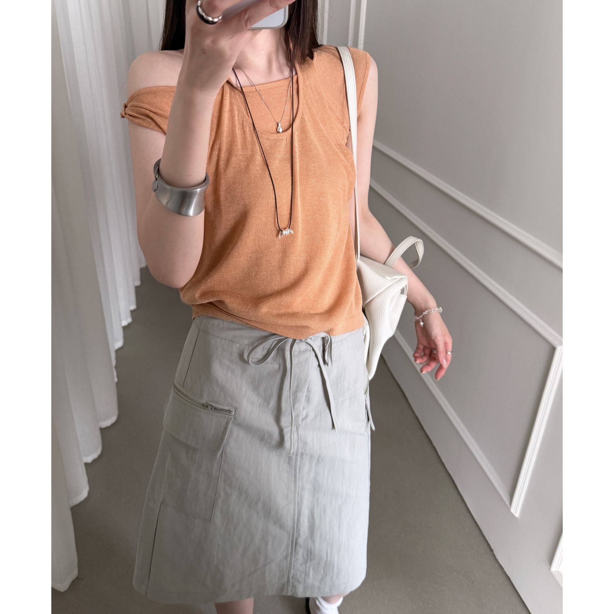 今年流行漂亮的无袖气质T恤女装韩系松弛斜肩设计感小众绝美上衣图片