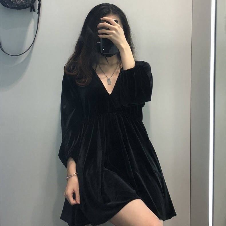 金丝绒连衣裙女秋冬新款200斤大码女装松紧高腰V领打底显瘦小黑裙