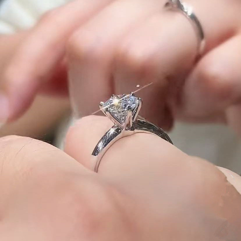 Dɫ3EXI����֤��50������ 18K�׽�������ʯ��ָŮ��