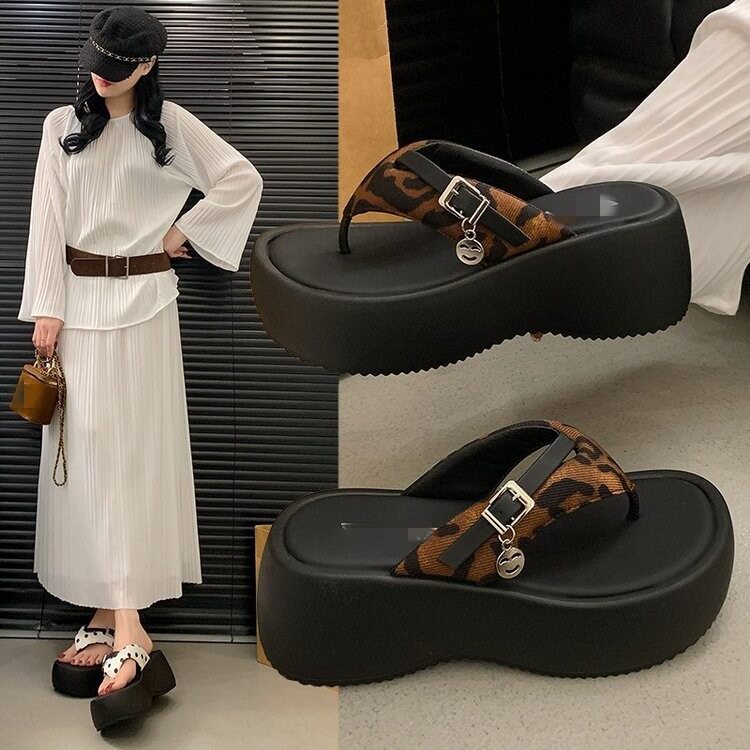 厚底增高皮带扣人字拖鞋女2026夏季时尚百搭外穿超轻便适夹趾拖鞋