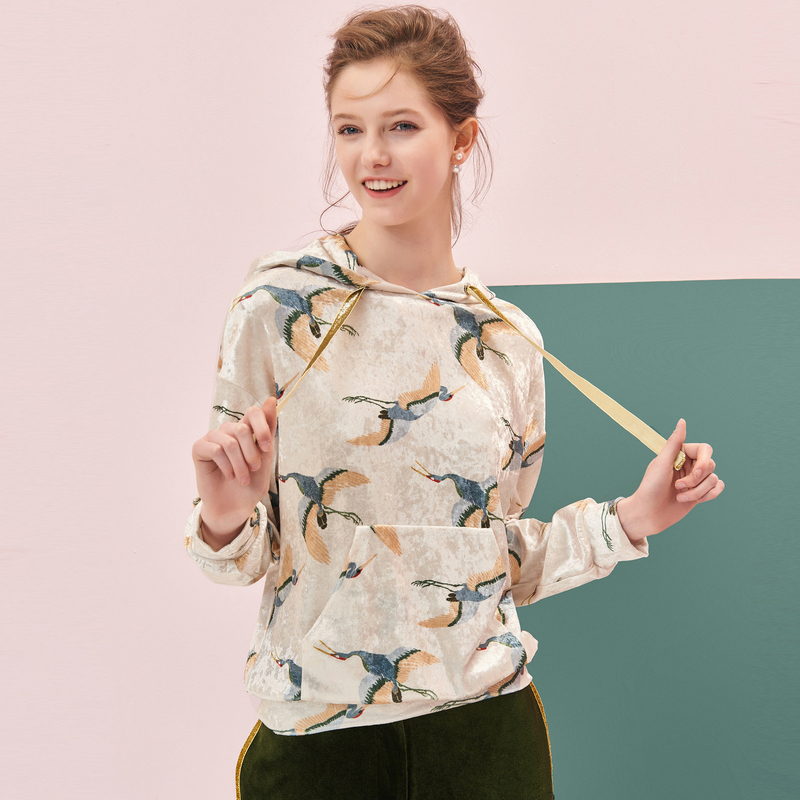亦谷2018春装新款仙鹤印花丝绒卫衣连帽长袖