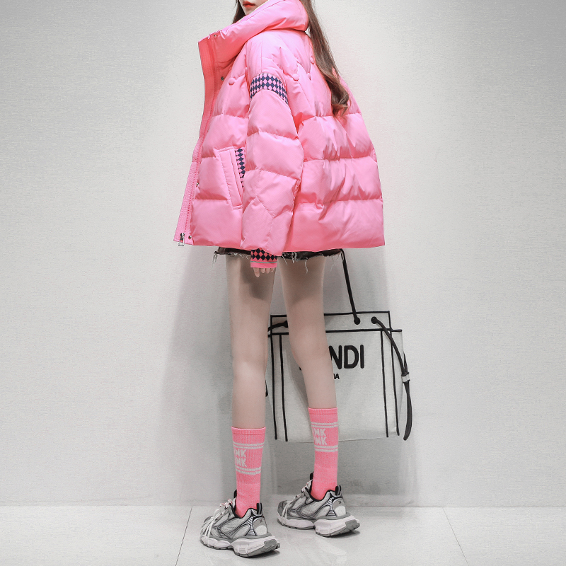 久拉拉粉色格子拼接立领羽绒服女短款2025冬季新款白鹅绒短外套