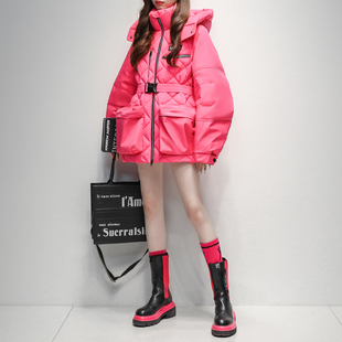 久拉拉玫红色连帽羽绒服女短款2025冬季新款白鸭绒显瘦加厚短外套