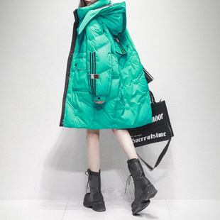 久拉拉绿色连帽白鹅绒羽绒服女中长款2025冬季新款宽松加厚外套