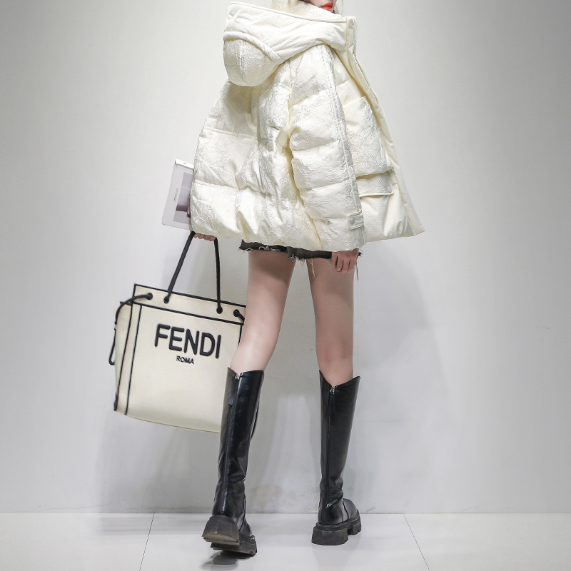 久拉拉白色白鹅绒连帽羽绒服女