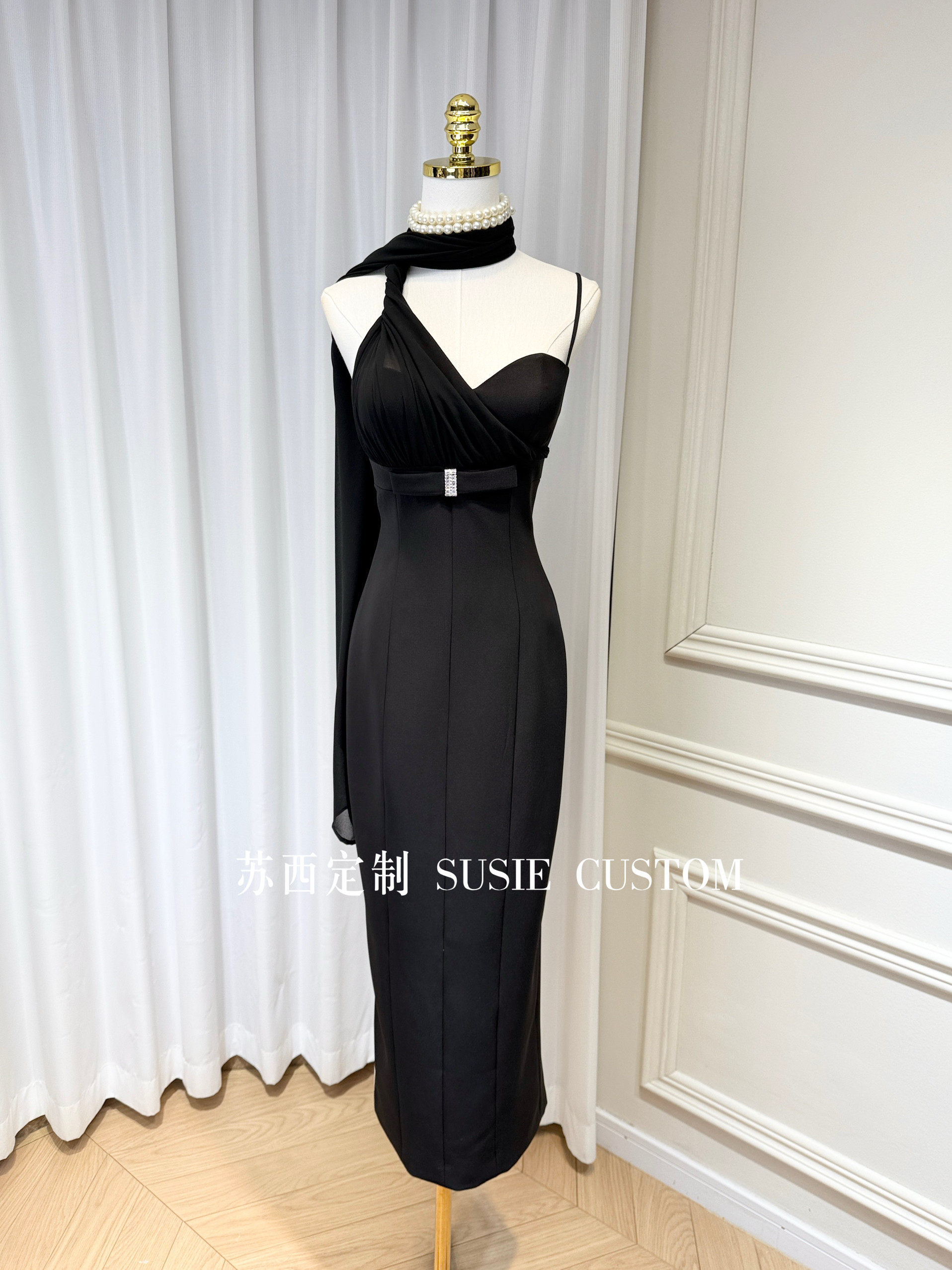 高定设计款气质显身材带胸垫褶皱飘带蝴蝶结钻扣修身吊带长裙礼服