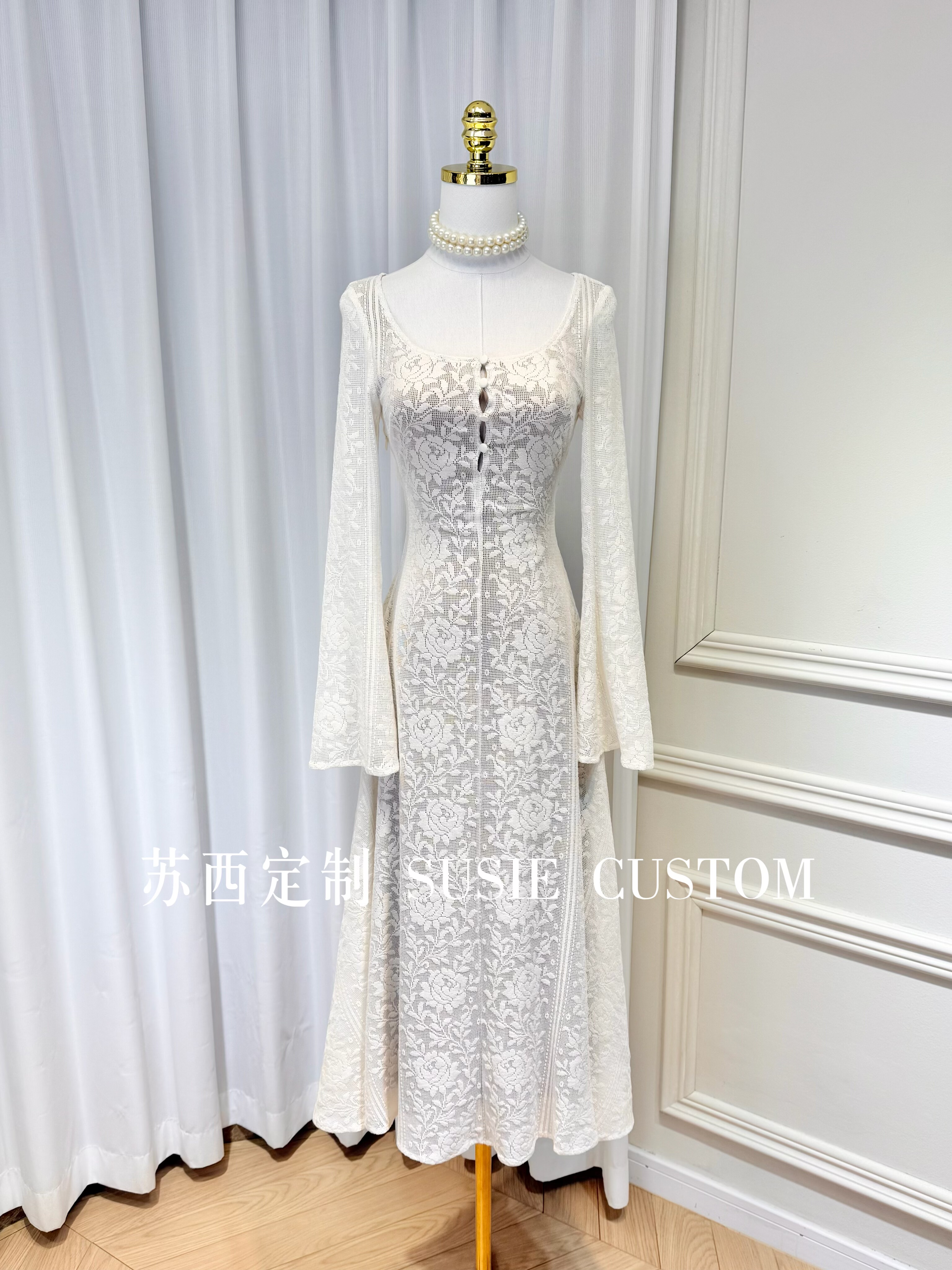 高定设计款法式复古镂空蕾丝喇叭袖连衣裙名媛温柔风气质秋冬长裙