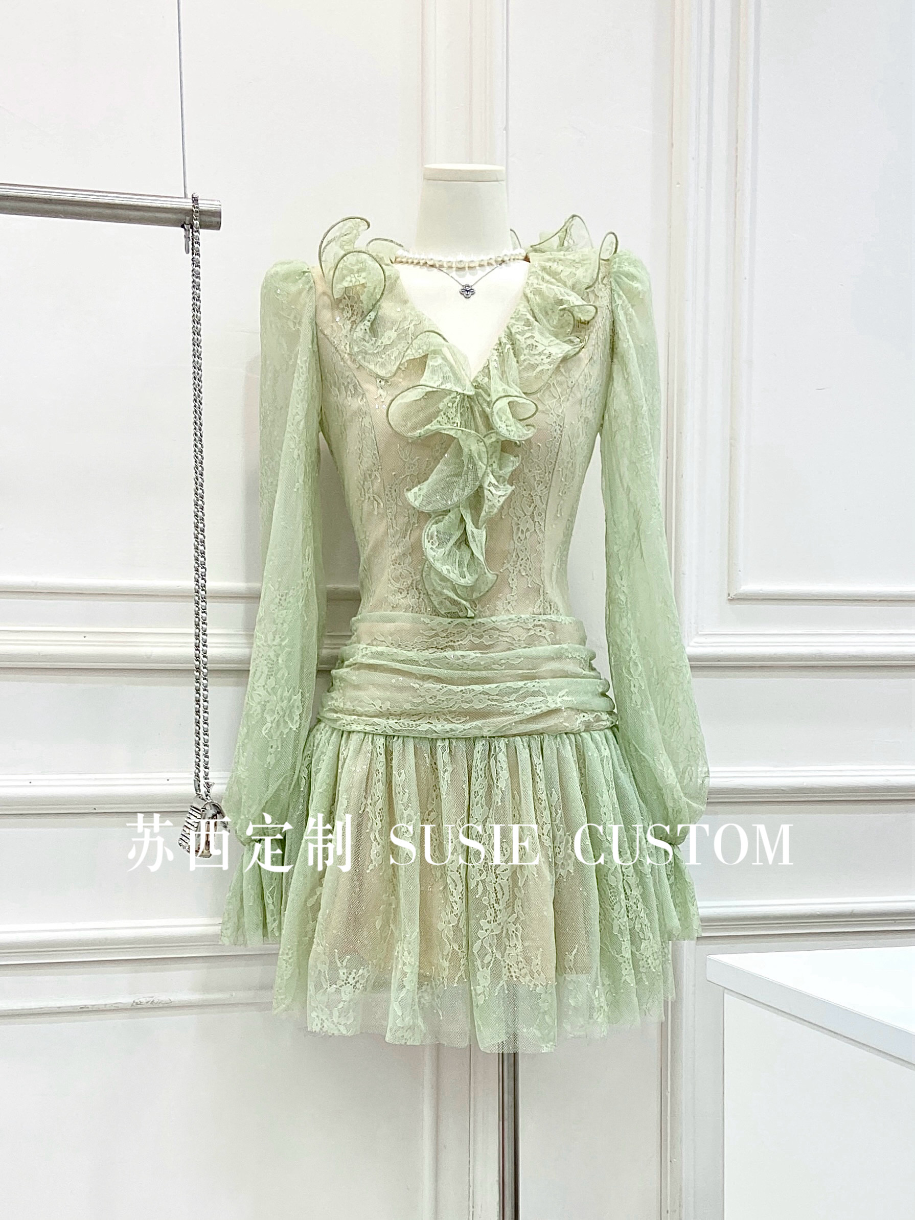 设计款法式森系小清新立体木耳边V领收腰蓬蓬短裙蕾丝仙女连衣裙