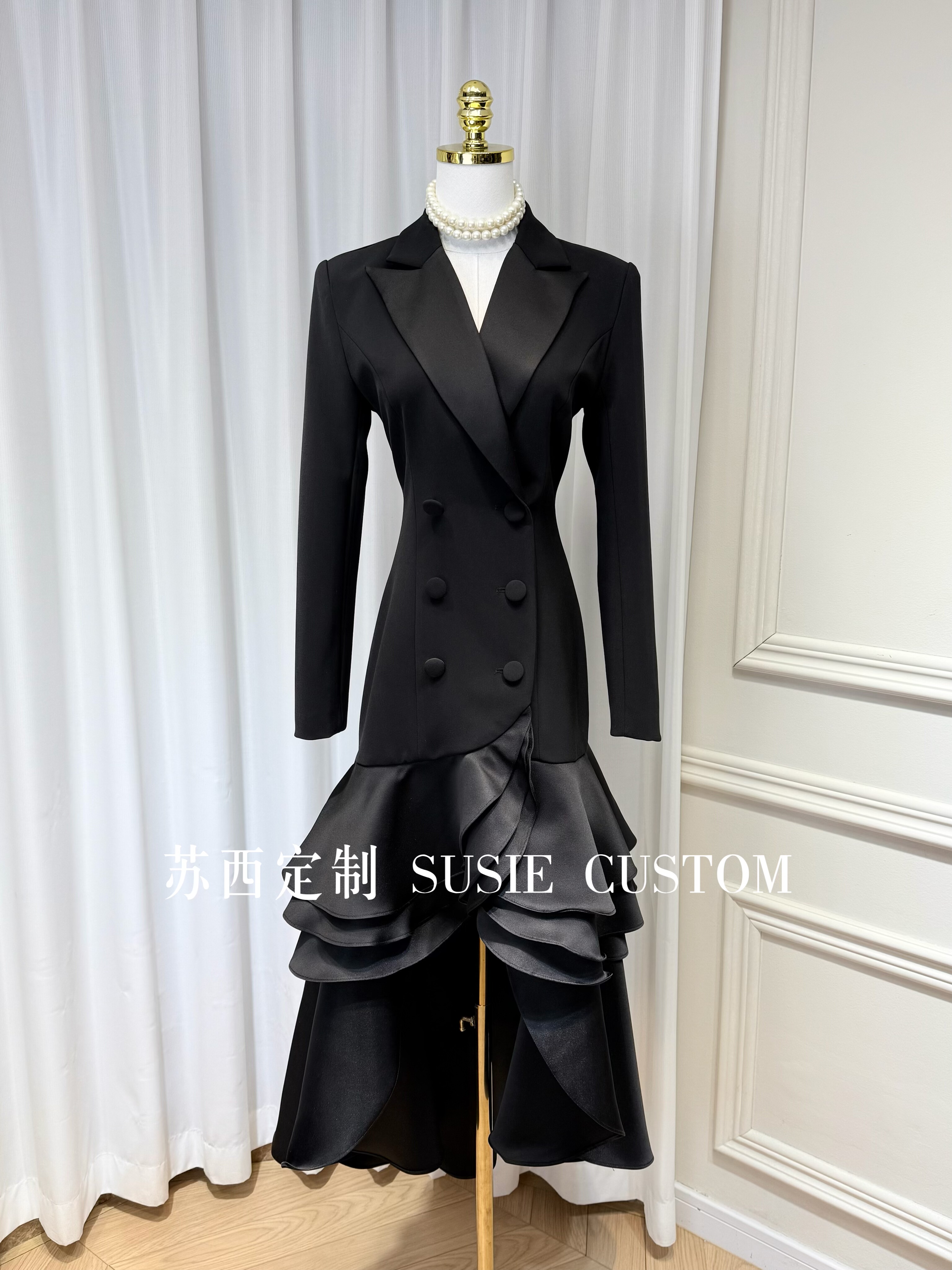 高定设计款御姐显气质缎面领双排扣收腰不规则荷叶边长款西装裙