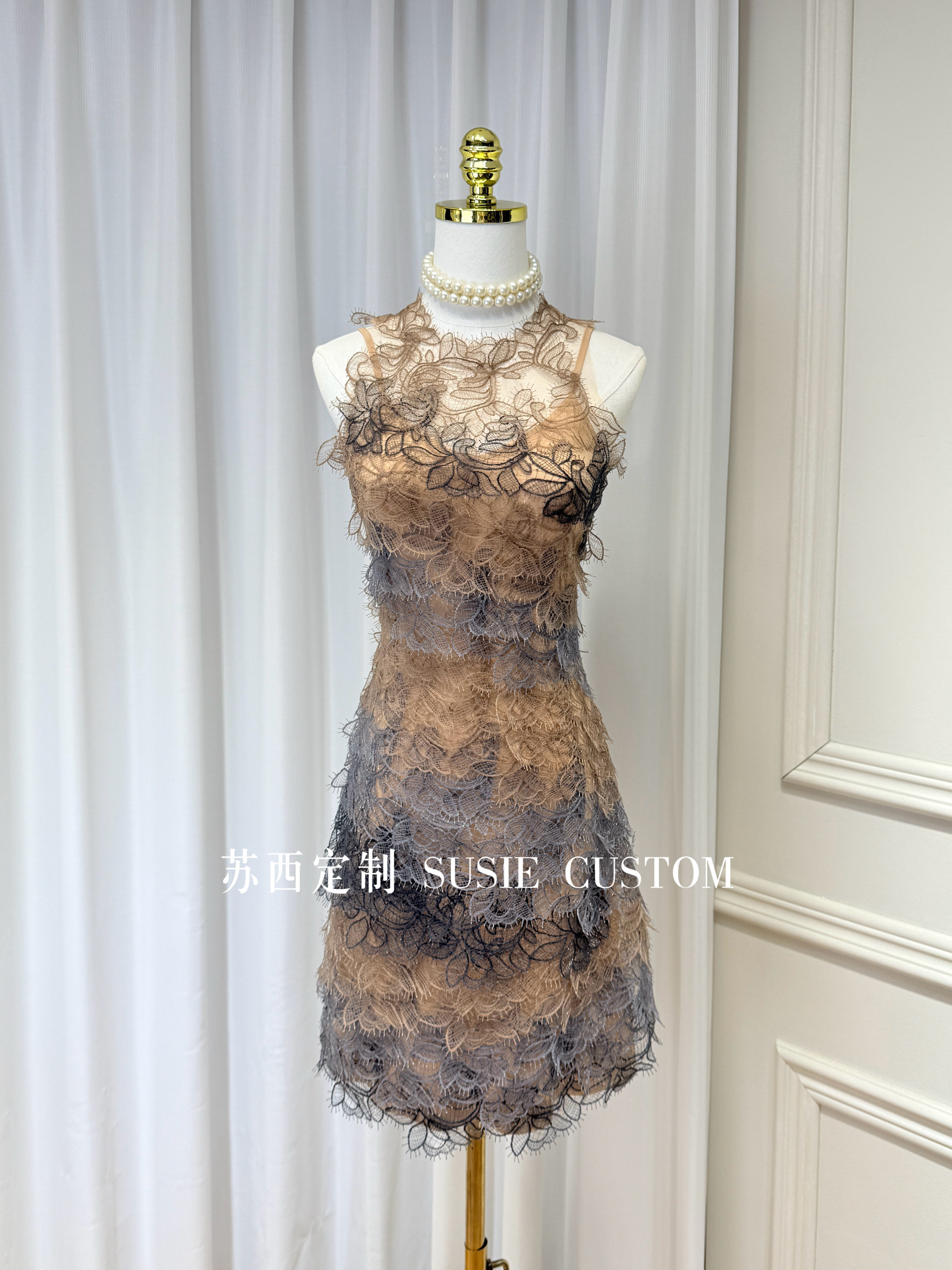 高定设计款复古重工渐变色镂蕾丝层层裁剪收腰无袖修身连衣裙显瘦