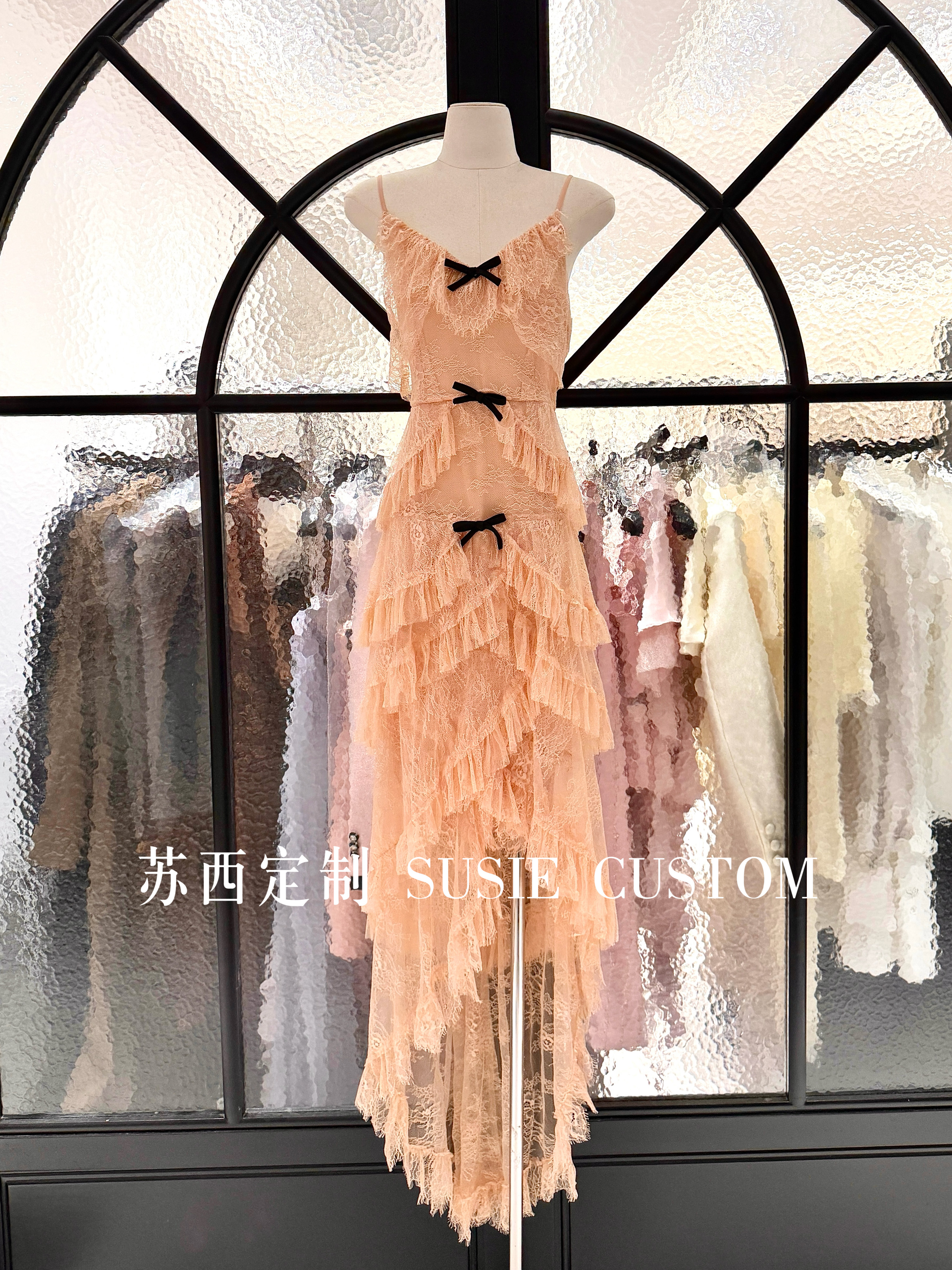 高定小众设计款黑色蝴蝶结不规则蕾丝荷叶边蛋糕吊带长裙礼服裙