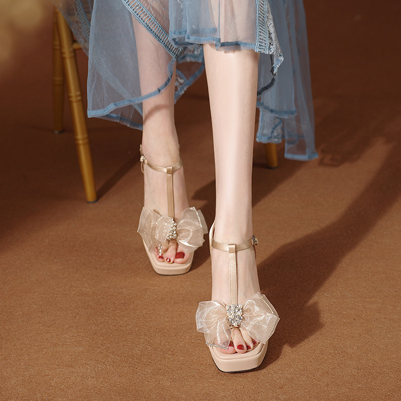 蝴蝶结凉鞋女2026夏季新款配裙子水钻一字扣带黑色粗跟方头高跟鞋