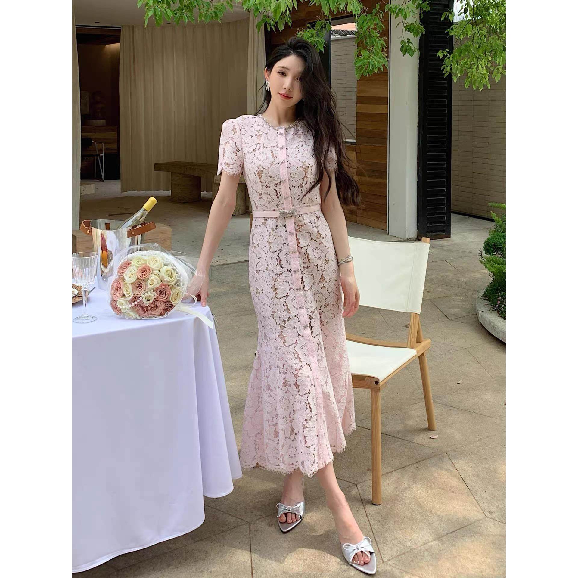 self-stride 2025春夏新款粉色蝴蝶装饰圆领气质优雅蕾丝连衣裙