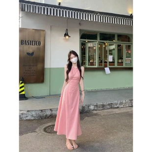 海邊度假風(fēng)掛脖露腰連衣裙女溫柔風(fēng)氣質(zhì)減齡別致長裙子多巴胺裙