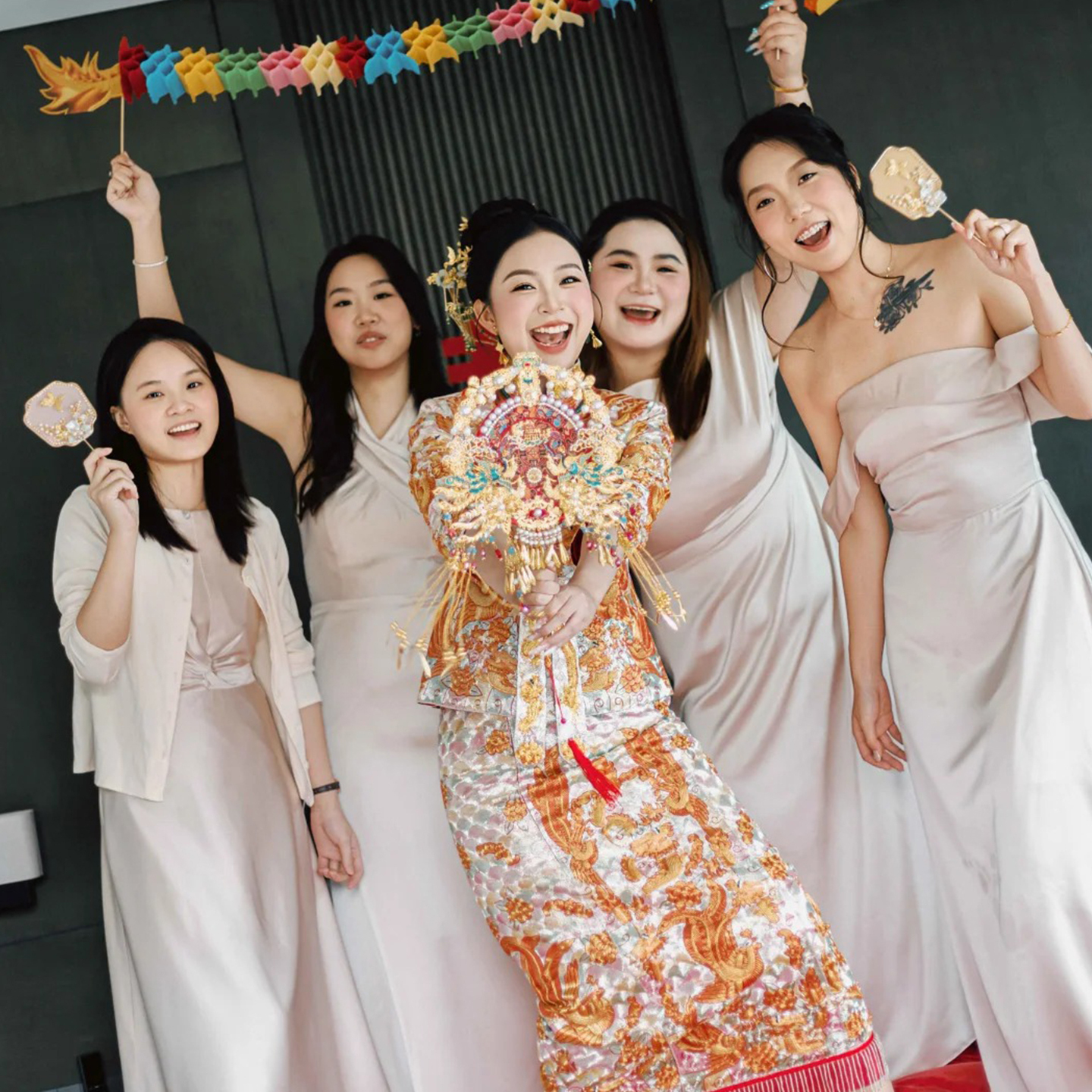 欢喜橙伴娘服2025新款秋冬缎面姐妹团礼服裙平时可穿高级感小众