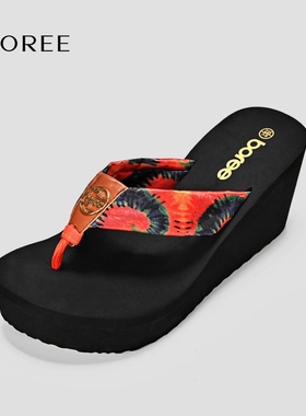 宝人波西米亚丝绸人字拖女2025夏季新款坡跟凉拖鞋增高夹脚凉鞋