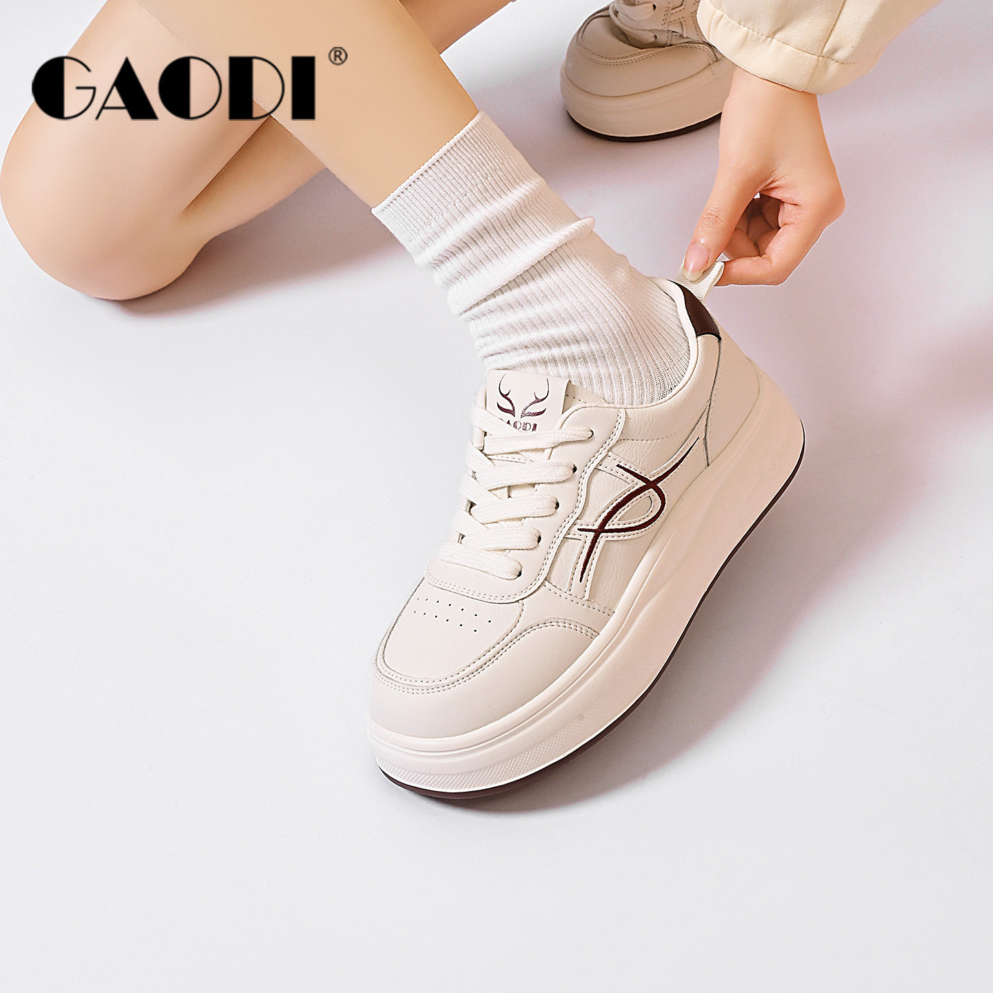高蒂小白鞋女2026春季新款平底学生板鞋系带轻便百搭女鞋休闲鞋子