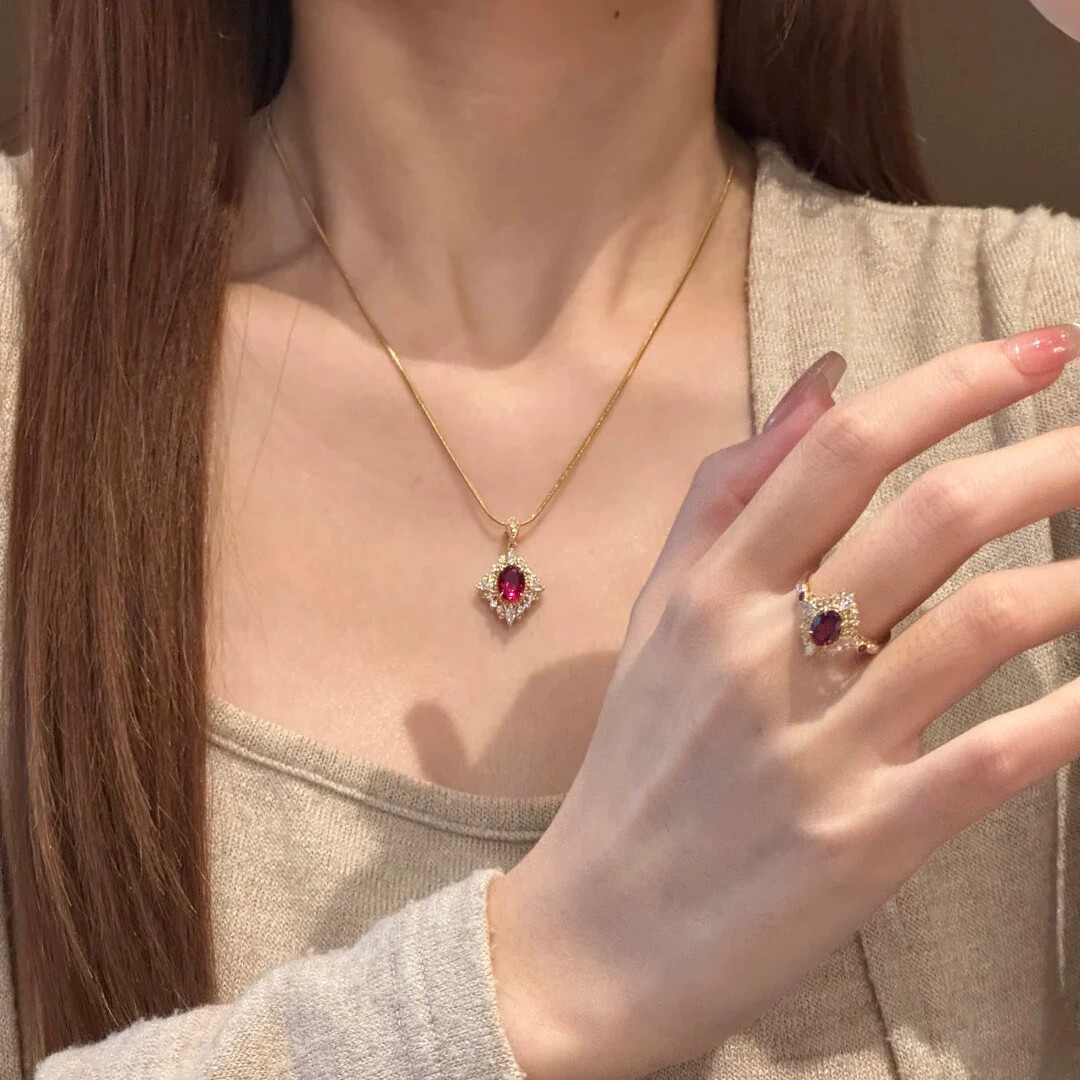 Young颈间的火焰情书红宝吊坠项链女锁骨链轻奢红钻戒指彩宝套装
