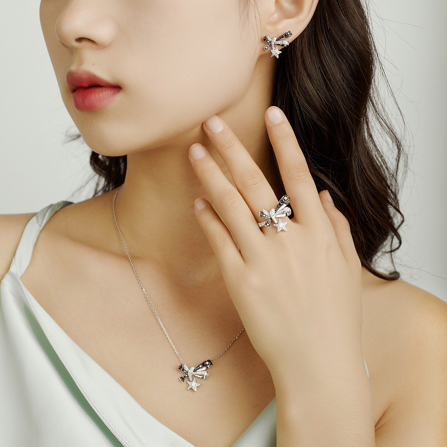 Young超仙设计镀18K金蝴蝶结黑钻开口戒指轻奢蝴蝶套装项链耳钉女