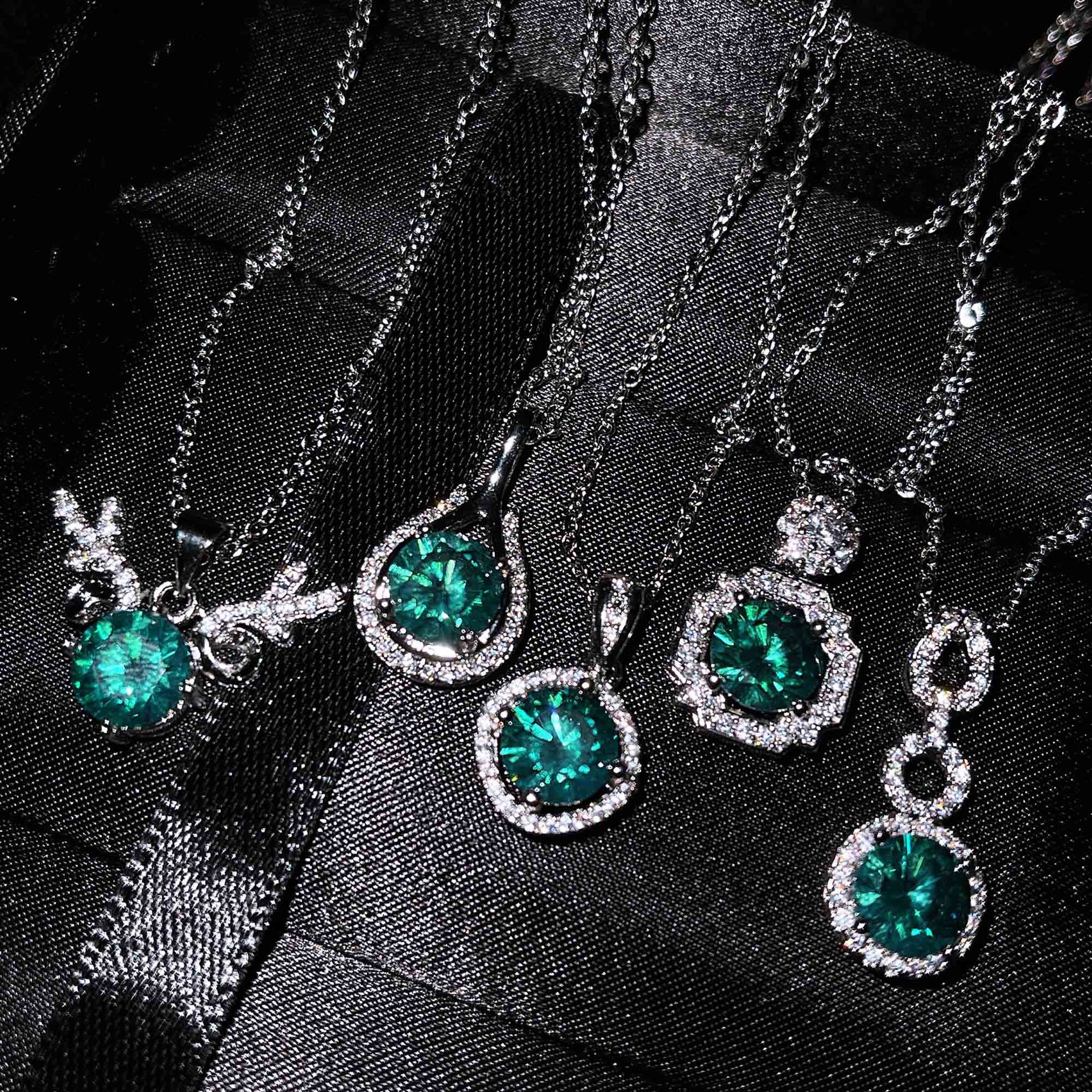 Young抖音爆款马尔代夫蓝绿莫桑钻石项链一鹿有你牛头心形吊坠女