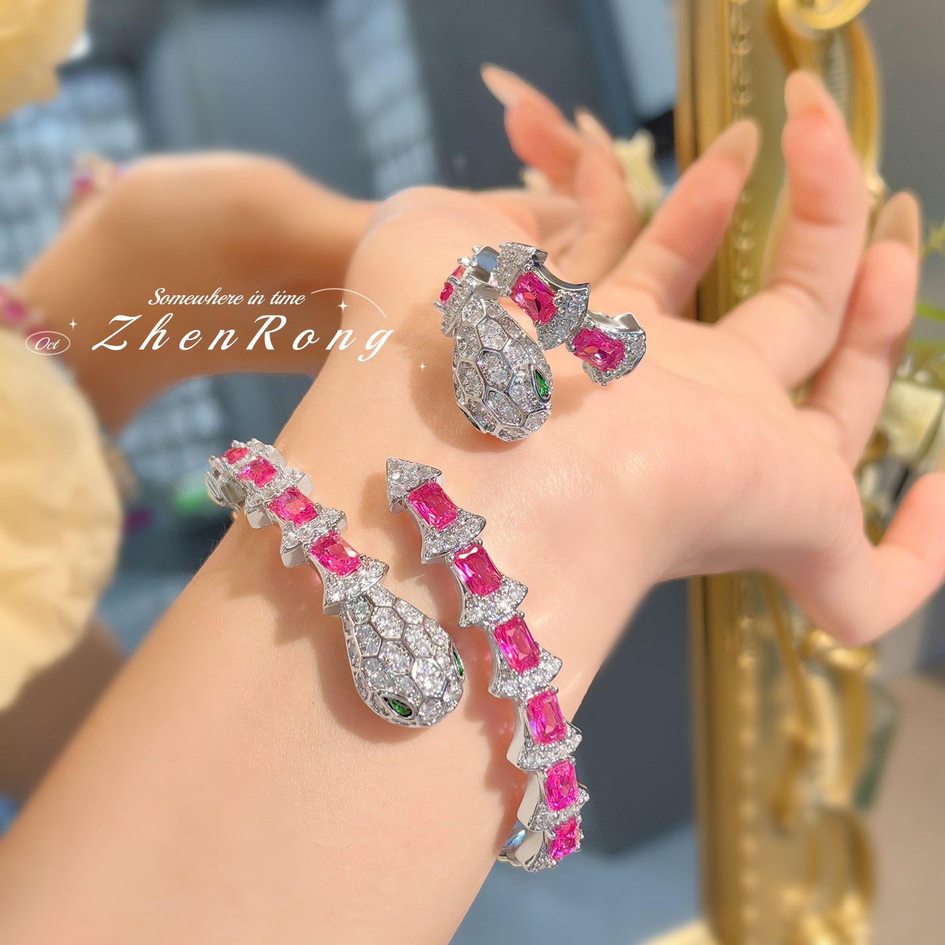 时尚气质镶嵌红刚玉灵蛇手镯