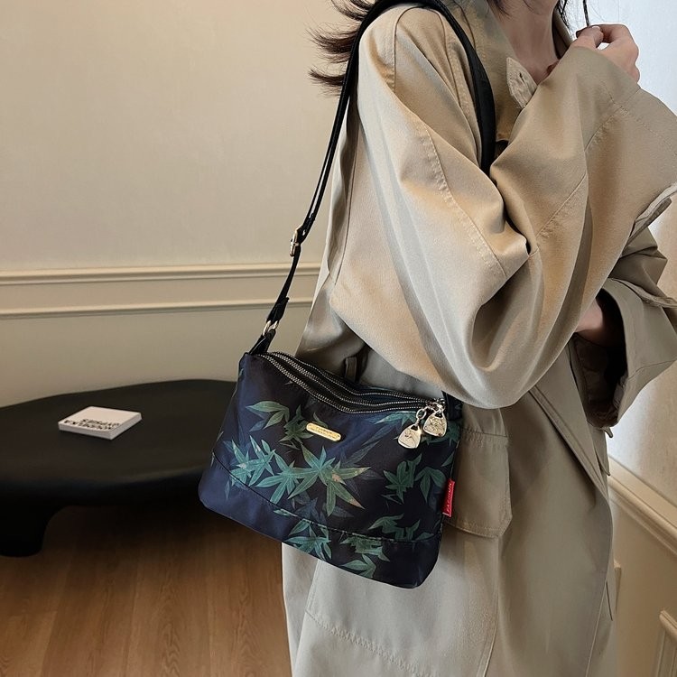 国潮尼龙布小包洋气竹叶宽带女包今年流行三层单肩斜跨轻便出门包
