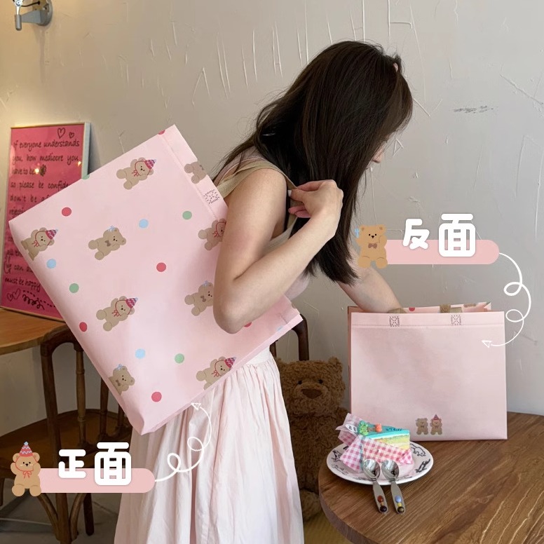 卡通小熊围巾礼物包装袋儿童幼儿园生日伴手礼袋超大号服装购物袋
