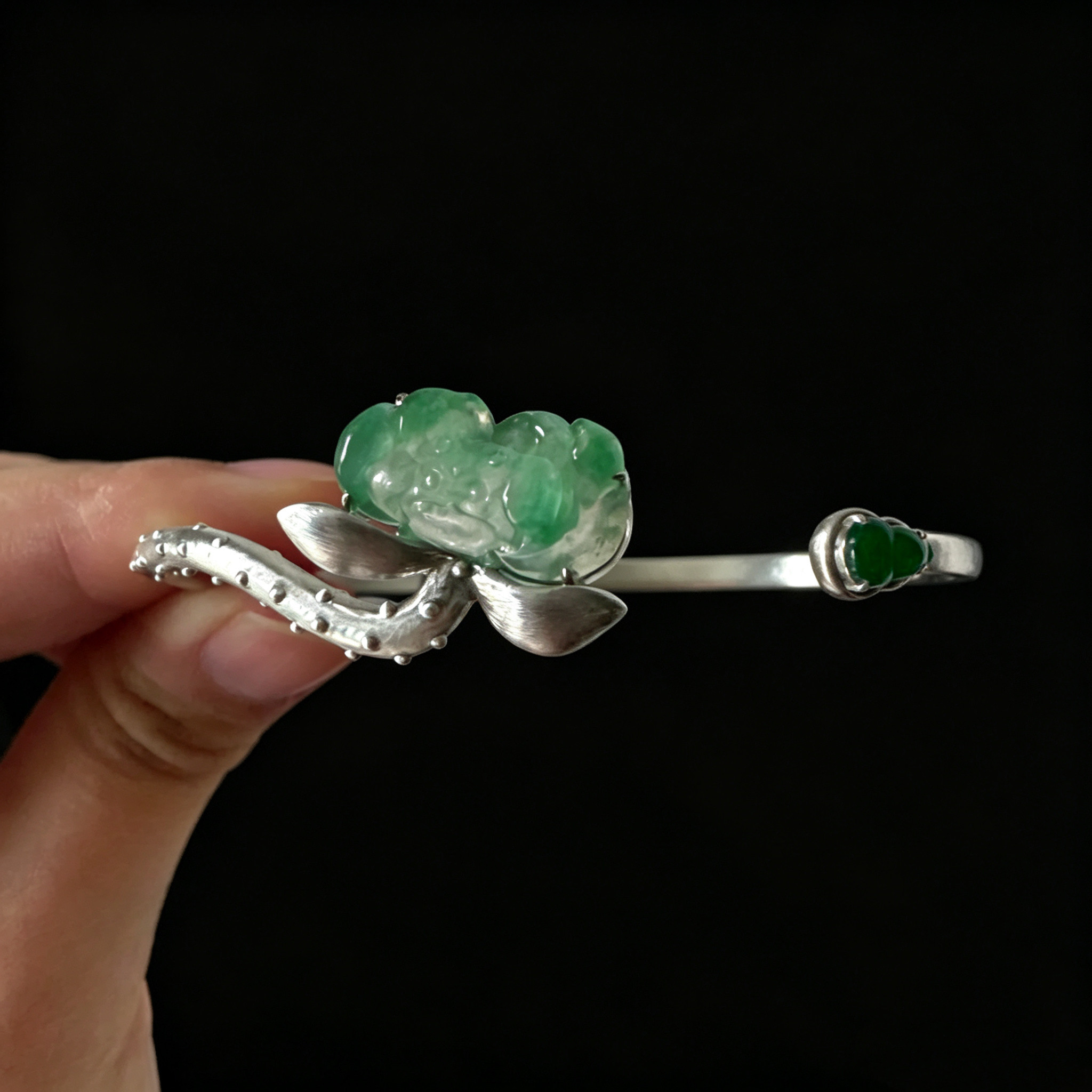 缅甸翡翠A货高冰飘绿莲花手镯