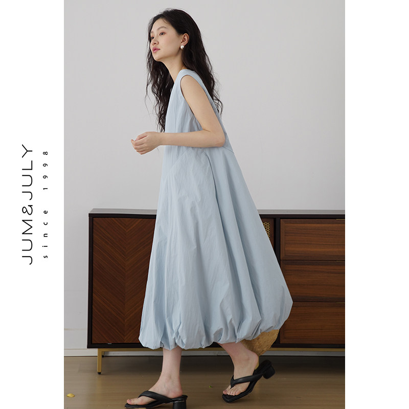 嘉茱莉无袖背心连衣裙女2026夏季新款设计感系带V领花苞裙长裙