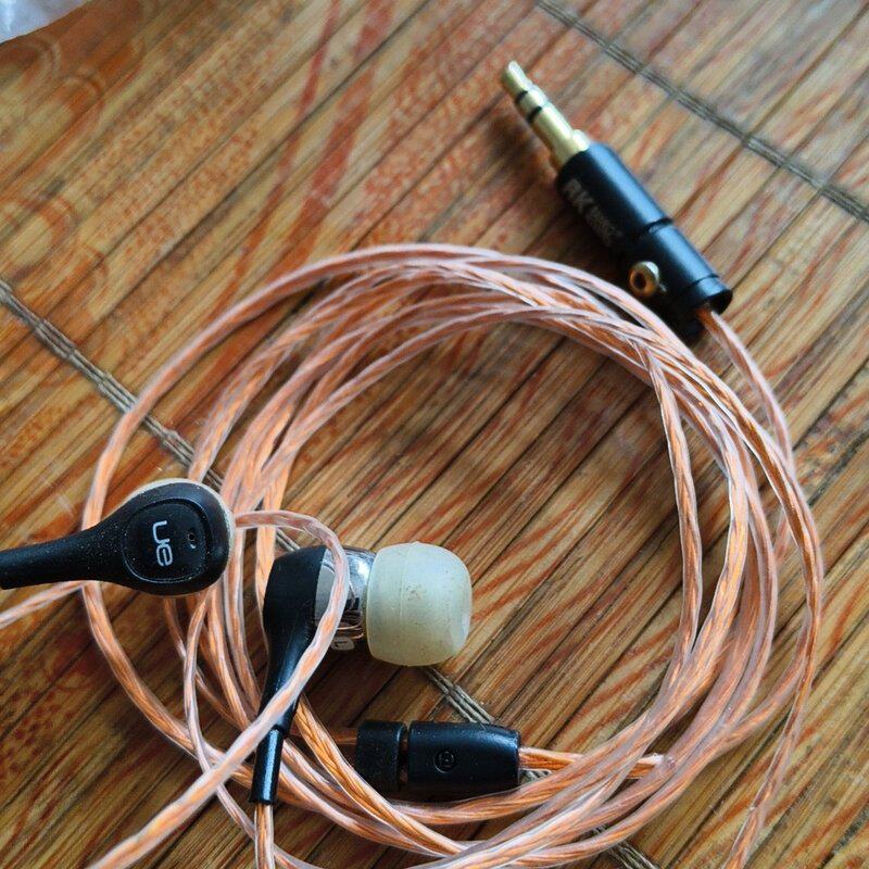 议价UE入耳耳机升级线,3.5mm接口,线材柔软,成色看,功