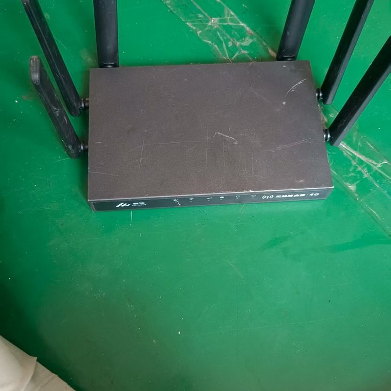 议价嗨浪4G无线路由器，功能正常，带12V一安电源。成色不错，具