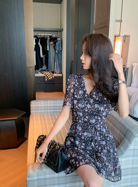 bigyu 韩系简约气质碎花V领短袖连衣裙女夏季新款收腰短款茶歇裙