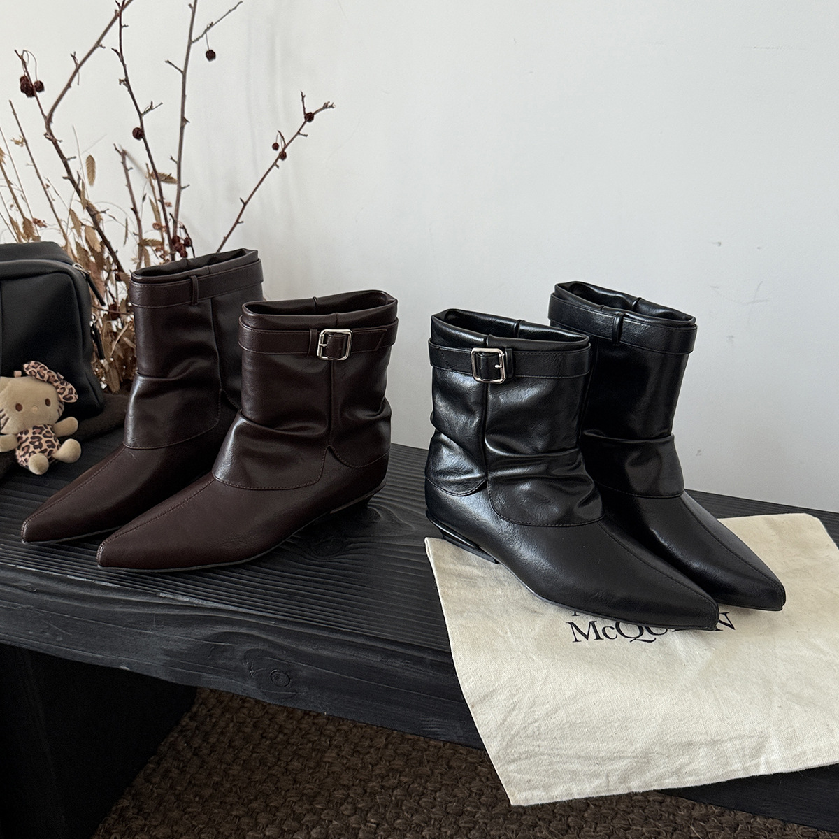 韩版复古尖头皮带扣坡跟靴子女米2025秋冬新款显瘦粗跟褶皱库管靴