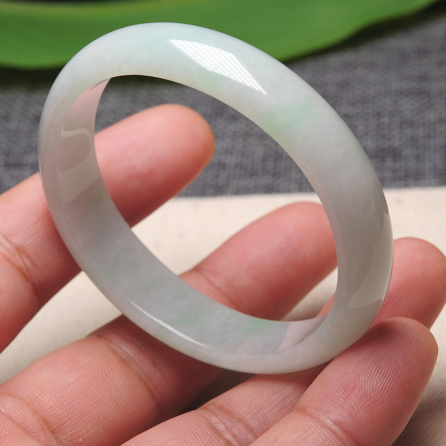 小圈口飘绿色天然翡翠A货手镯