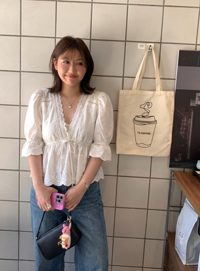 Q了个大码女装微胖mm刺绣蕾丝花边V领巨好看巨绝美漂亮上衣