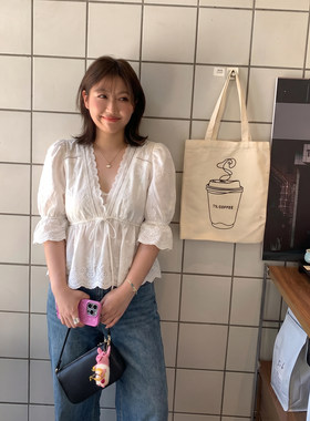 Q了个大码女装微胖mm刺绣蕾丝花边V领巨好看巨绝美漂亮上衣
