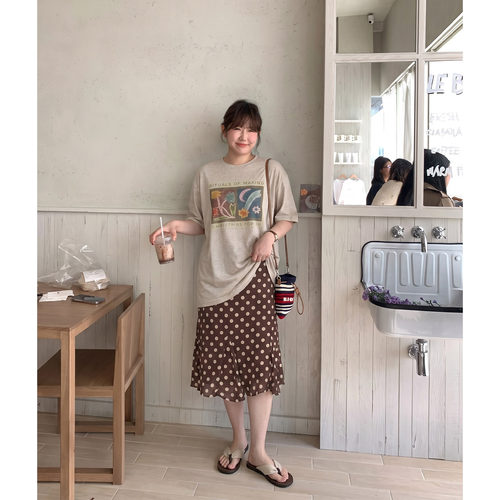 Q了个T大码女装微胖mm 复古插画印花宽松 T 恤 +咖色波点荷叶长裙