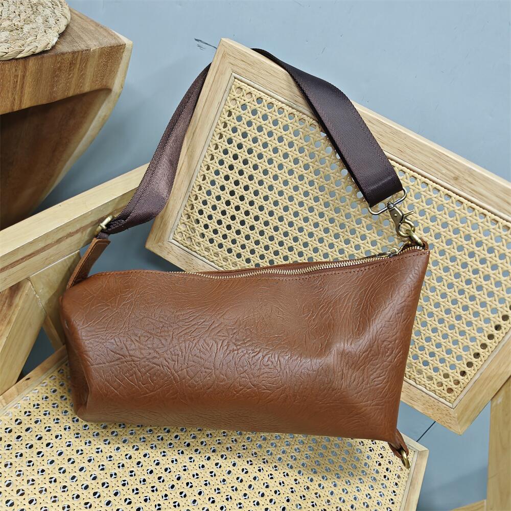 新款真皮专柜品牌胸包腋下女士包