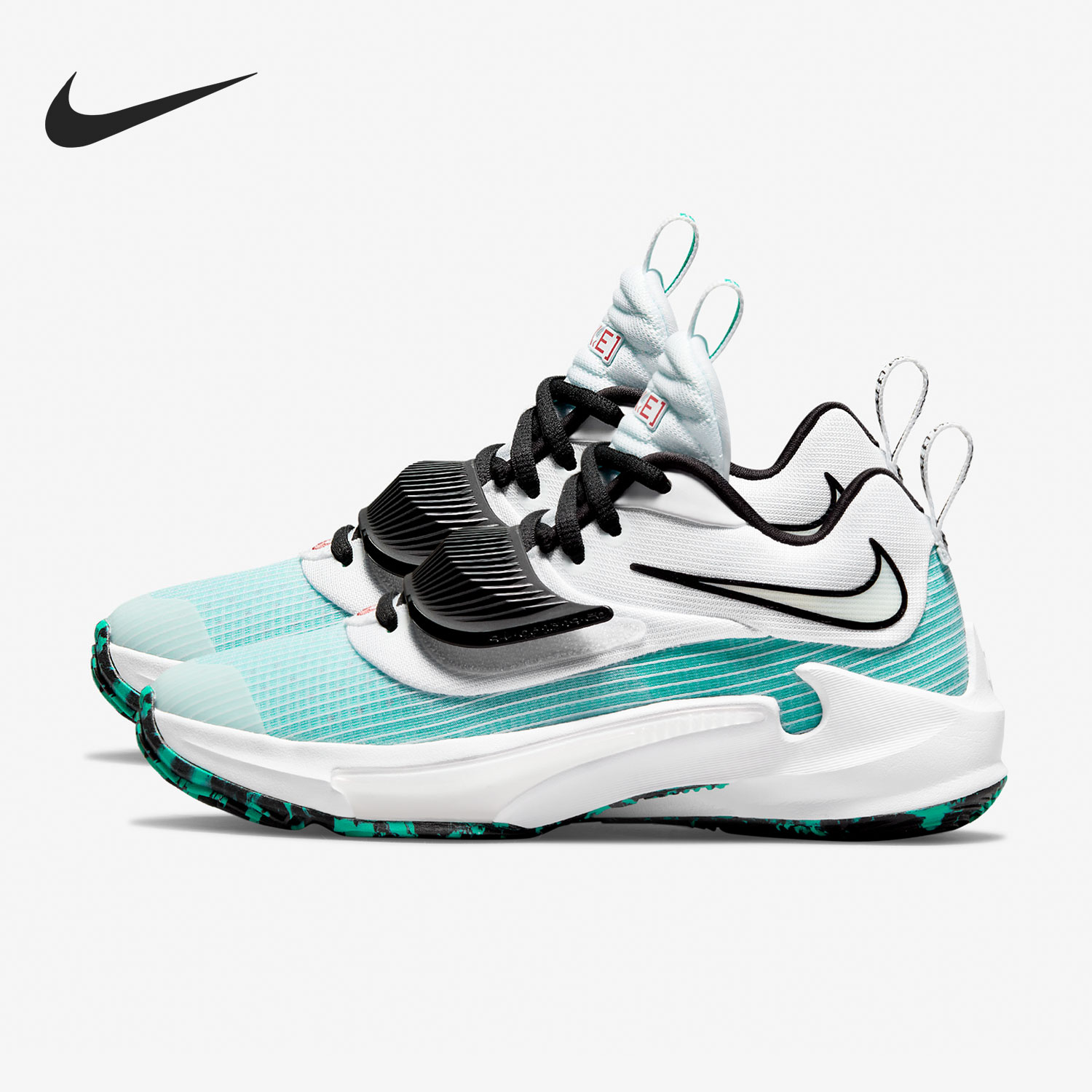 耐克运动风透气篮球鞋