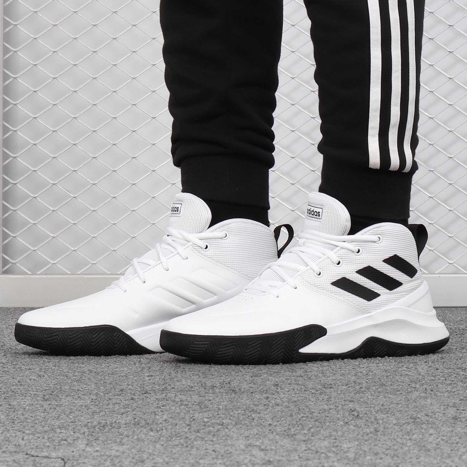 阿迪达斯男子中帮缓震篮球鞋