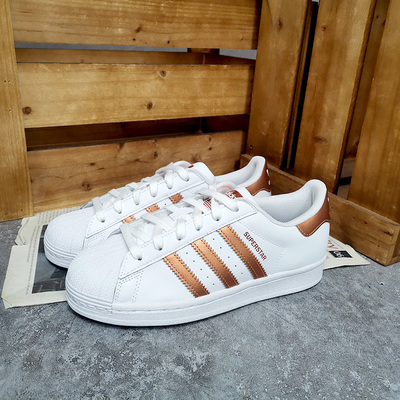 阿迪达斯三叶草女子经典运动鞋