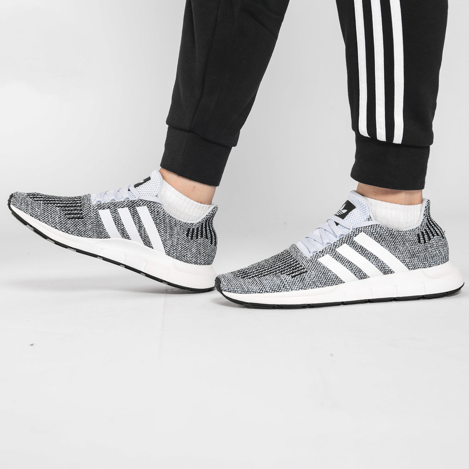 阿迪达斯SWIFTRUN男子跑步鞋