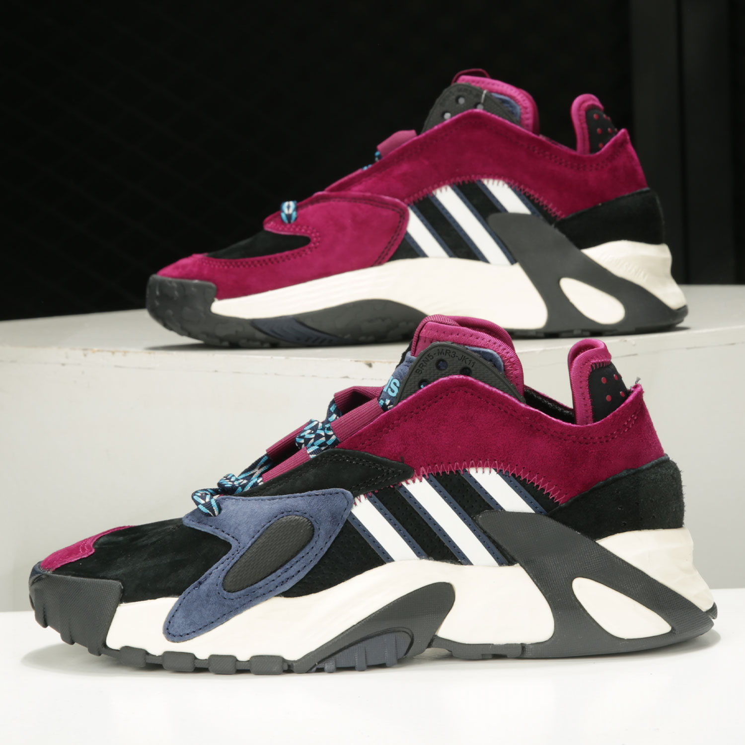 adidas阿迪达斯运动鞋