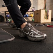 耐克正品 轻便复古休闲运动鞋 V2K Nike Run 男士 HQ1678 200