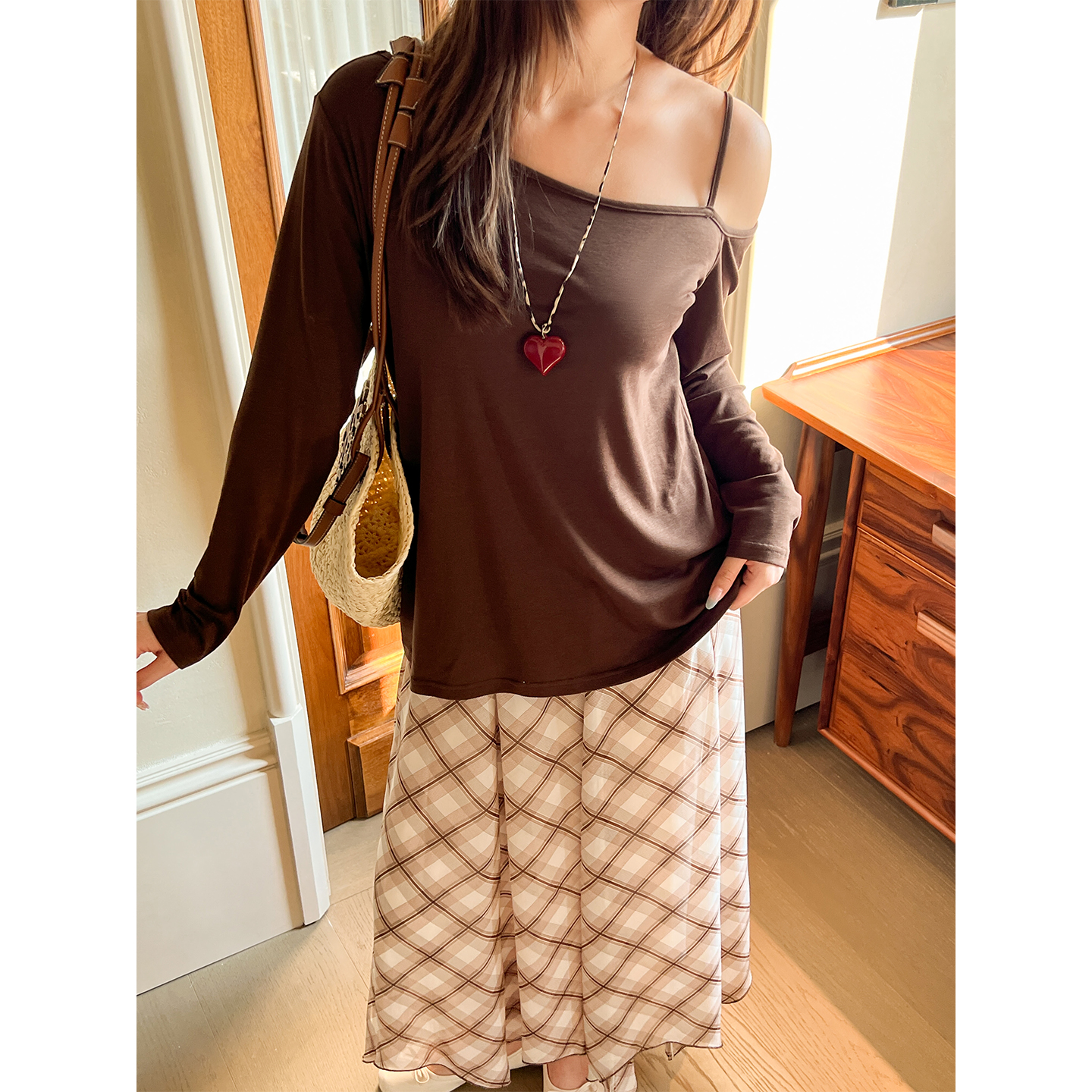 DM100大码百分百女装秋季微胖mm慵懒气质斜肩微透T恤格纹半裙套装