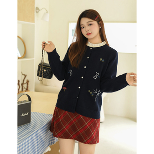 正肩圆领刺绣舒适针织毛衣开衫 微胖mm冬季 百分百女装 DM100大码