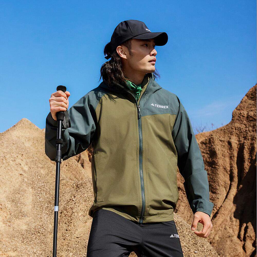 Adidas/阿迪达斯外套男子新款户外防水防风运动连帽冲锋衣JD8355